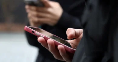 Adolescentes olham para as telas de seus celulares em Paris 20 de fevereiro de 2026 REUTERS/Manuel Ausloos