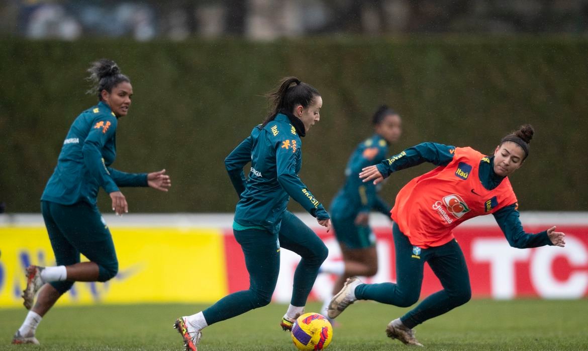 Seleção feminina de futebol treina antes de embate contra a França - futebol feminino