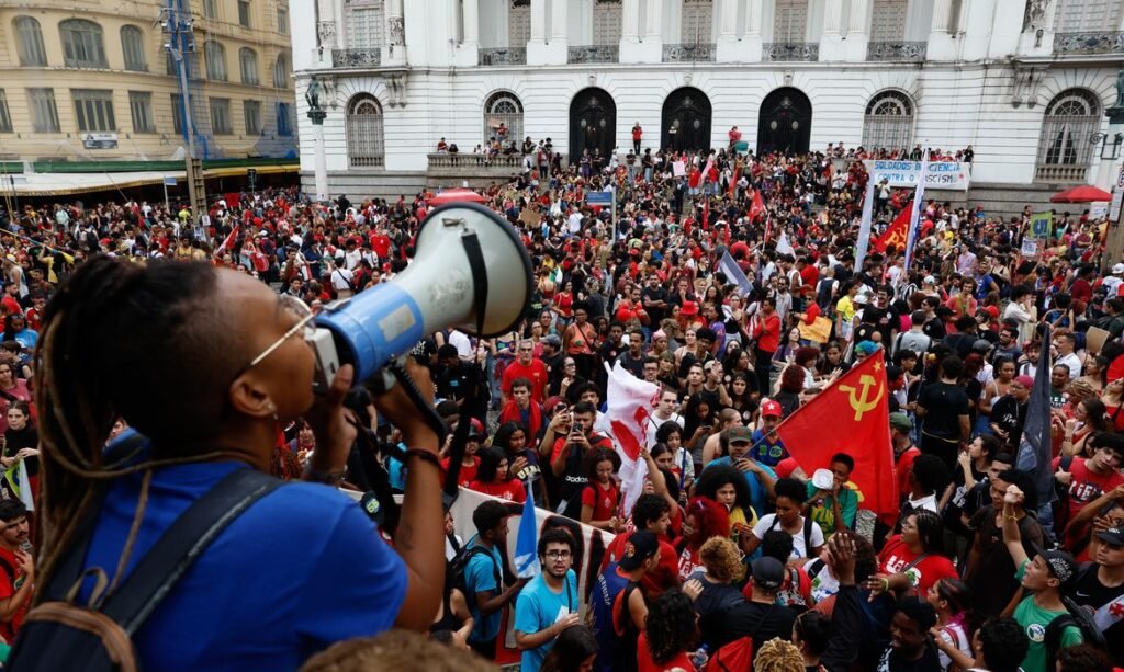 Rio de Janeiro (RJ), 07/10/2026 – Milhares de estudantes participam de manifestação em apoio à reeleição do presidente da República, Luiz Inácio Lula da Silva, no centro da cidade. Foto: Fernando Frazão/Agência Brasil