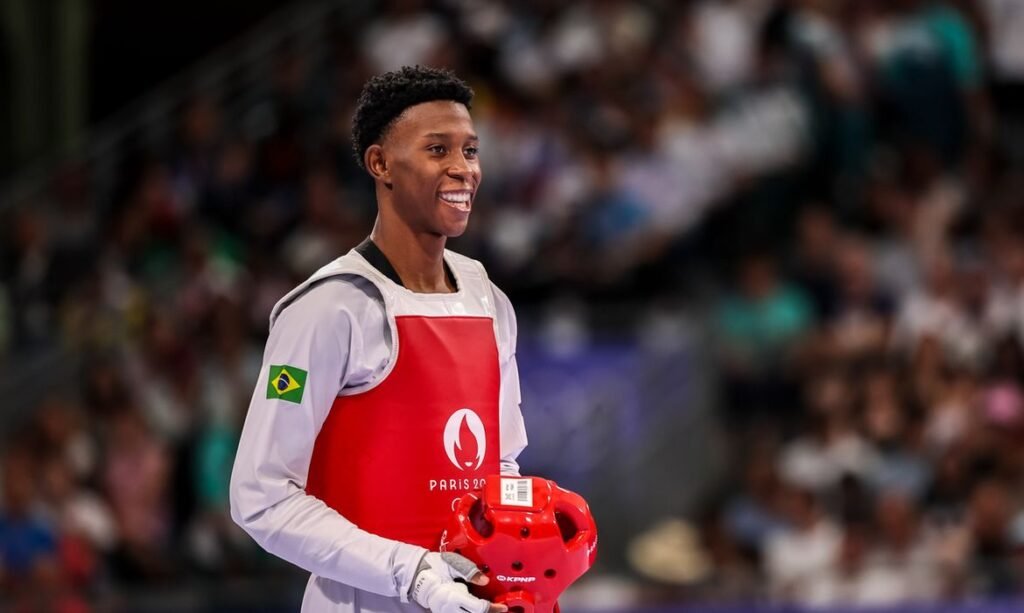2024.08.09 - Jogos Olímpicos Paris 2024- Taekwondo masculino - Henrique Marques (de vermelho) enfrenta Seo Geon-woo, da Coréia do Sul, nas quartas de final da categoria até 80kg. Foto: Miriam Jeske/COB