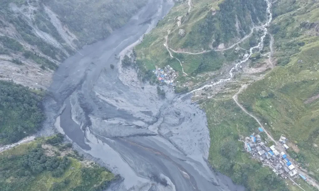 Imagens de drone mostram áreas afetadas por enchentes do rio Budhi Gandaki 11 de outubro de 2026 Divulgação via REUTERS