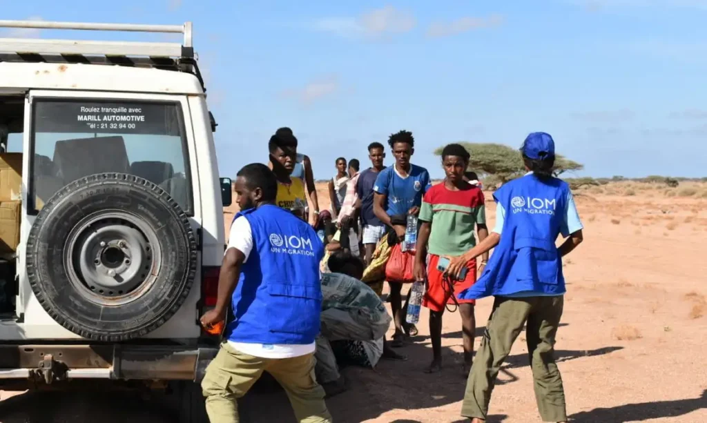 Funcionários da Organização Internacional para as Migrações recebem imigrantes após barco ter virado enquanto navegava de Djibuti para o Iêmen 10 de outubro de 2026 Kennedy Omondi Okoth/Organização Internacional para as Migrações/Divulgação via REUTERS