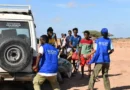 Funcionários da Organização Internacional para as Migrações recebem imigrantes após barco ter virado enquanto navegava de Djibuti para o Iêmen 10 de outubro de 2026 Kennedy Omondi Okoth/Organização Internacional para as Migrações/Divulgação via REUTERS
