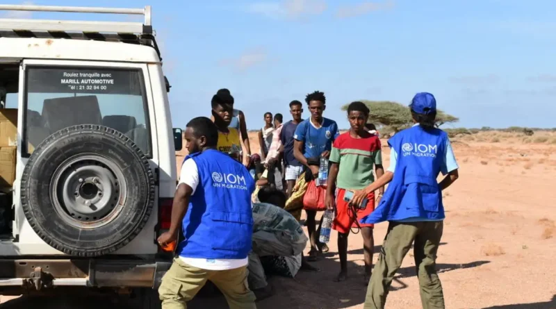 Funcionários da Organização Internacional para as Migrações recebem imigrantes após barco ter virado enquanto navegava de Djibuti para o Iêmen 10 de outubro de 2026 Kennedy Omondi Okoth/Organização Internacional para as Migrações/Divulgação via REUTERS
