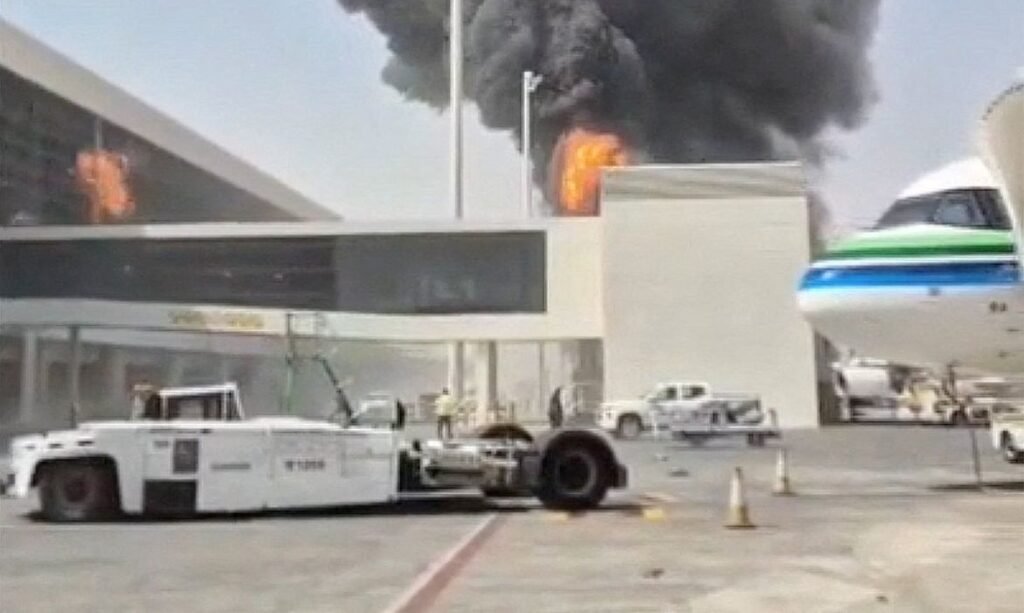 Fumaça e chamas se elevam do Aeroporto Rei Khalid, depois que os houthis do Iêmen afirmaram terem atacado o aeroporto, em Riad. Reuters/Frame/Proibida reprodução