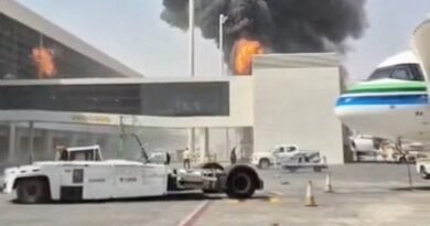 Fumaça e chamas se elevam do Aeroporto Rei Khalid, depois que os houthis do Iêmen afirmaram terem atacado o aeroporto, em Riad. Reuters/Frame/Proibida reprodução