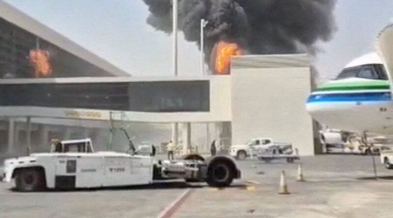Fumaça e chamas se elevam do Aeroporto Rei Khalid, depois que os houthis do Iêmen afirmaram terem atacado o aeroporto, em Riad. Reuters/Frame/Proibida reprodução