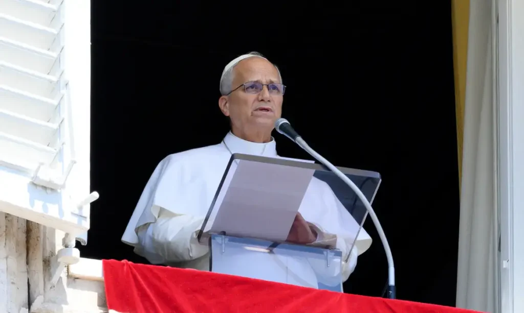 O Papa Leão XIV conduz a oração semanal do Ângelus de uma janela do Vaticano, em 9 de agosto de 2026. Vatican Media/Mario Tomassetti/­REUTERS/Proibida Repodução