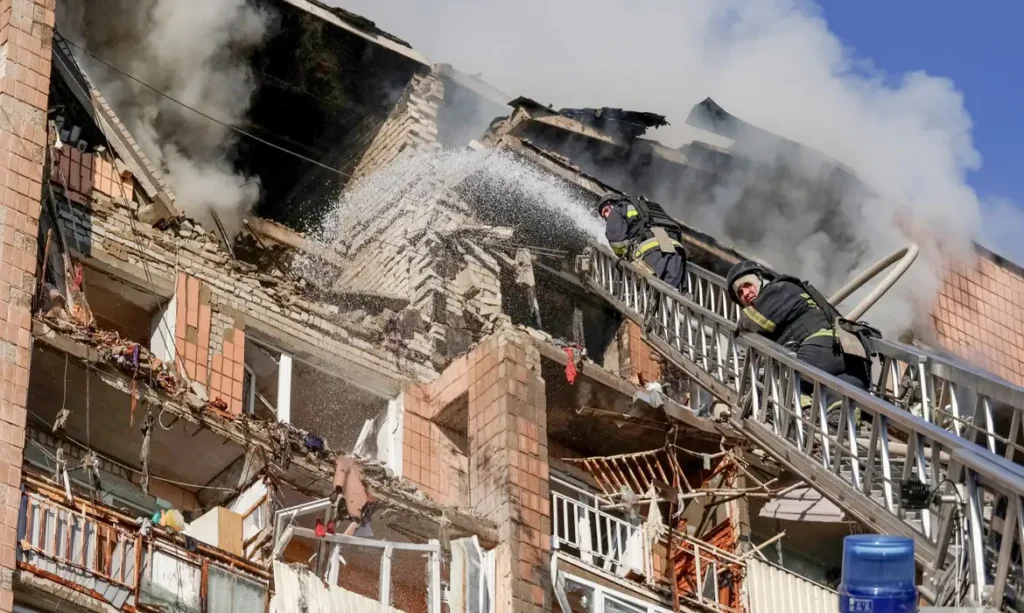 Bombeiros atuam no local de um prédio de apartamentos danificado durante um ataque com drones russos, em meio à ofensiva da Rússia contra a Ucrânia, em Kharkiv, na Ucrânia, em 12 de outubro de 2026. REUTERS/Sofiia Gatilova