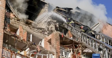 Bombeiros atuam no local de um prédio de apartamentos danificado durante um ataque com drones russos, em meio à ofensiva da Rússia contra a Ucrânia, em Kharkiv, na Ucrânia, em 12 de outubro de 2026. REUTERS/Sofiia Gatilova