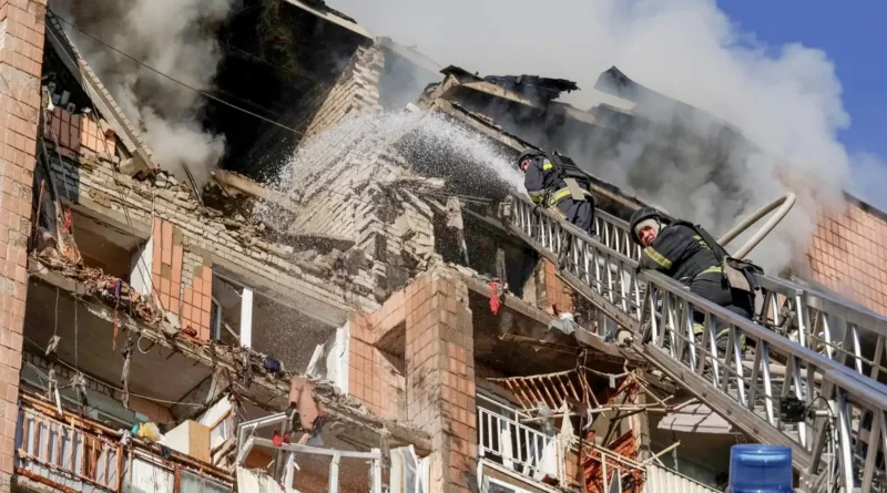 Bombeiros atuam no local de um prédio de apartamentos danificado durante um ataque com drones russos, em meio à ofensiva da Rússia contra a Ucrânia, em Kharkiv, na Ucrânia, em 12 de outubro de 2026. REUTERS/Sofiia Gatilova