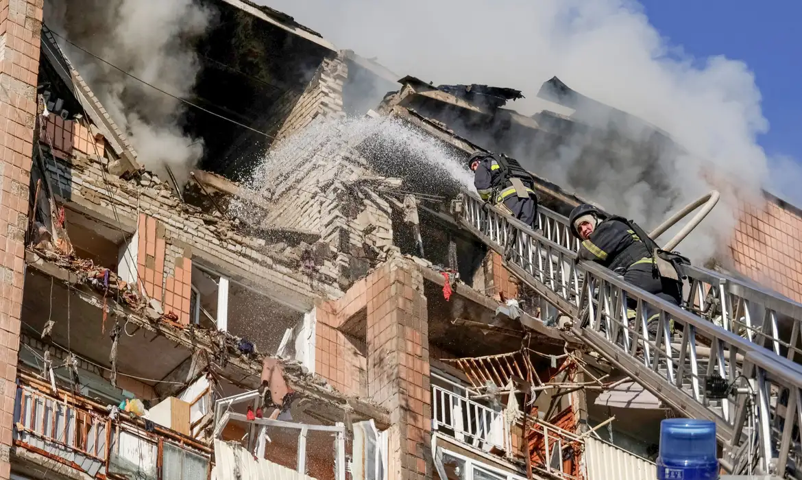 Bombeiros atuam no local de um prédio de apartamentos danificado durante um ataque com drones russos, em meio à ofensiva da Rússia contra a Ucrânia, em Kharkiv, na Ucrânia, em 12 de outubro de 2026. REUTERS/Sofiia Gatilova