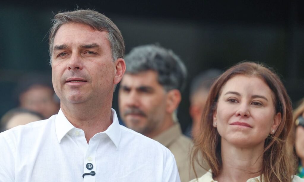Brasília (DF), 12/10/2026 - O candidato e senador, Flávio Bolsonaro fala com jornalistas, após missa na Catedral Metropolitana de Brasília Foto: Valter Campanato/Agência Brasil