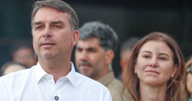 Brasília (DF), 12/10/2026 - O candidato e senador, Flávio Bolsonaro fala com jornalistas, após missa na Catedral Metropolitana de Brasília Foto: Valter Campanato/Agência Brasil