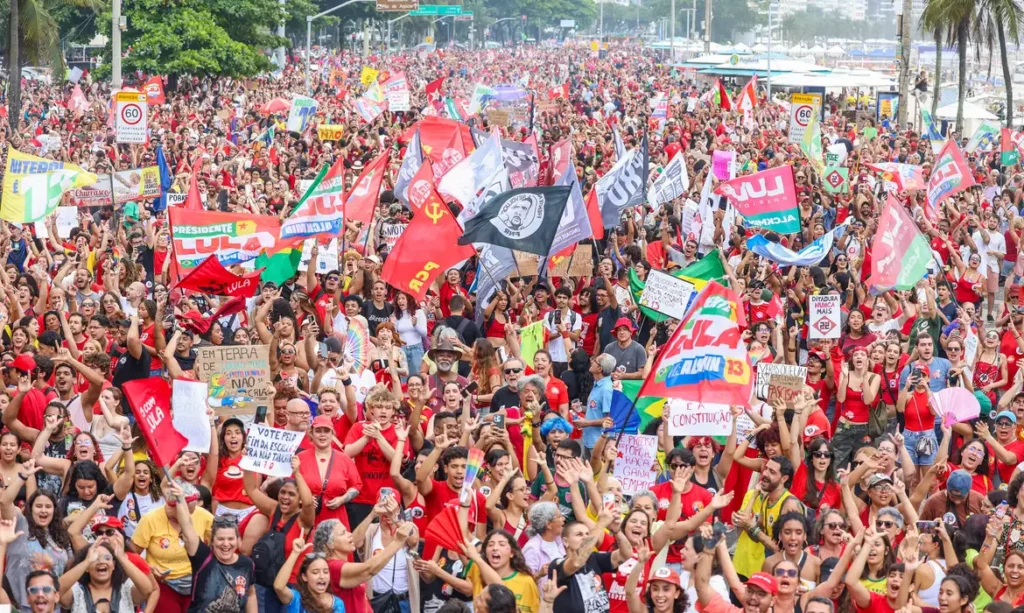 Rio de Janeiro (RJ), 12/10/2026 – Ato em apoio ao presidente Luiz Inácio Lula da Silva, que é candidato à reeleição, reúne apoiadores em Copacabana, na zona sul do Rio de Janeiro. Foto: Tomaz Silva/Agência Brasil