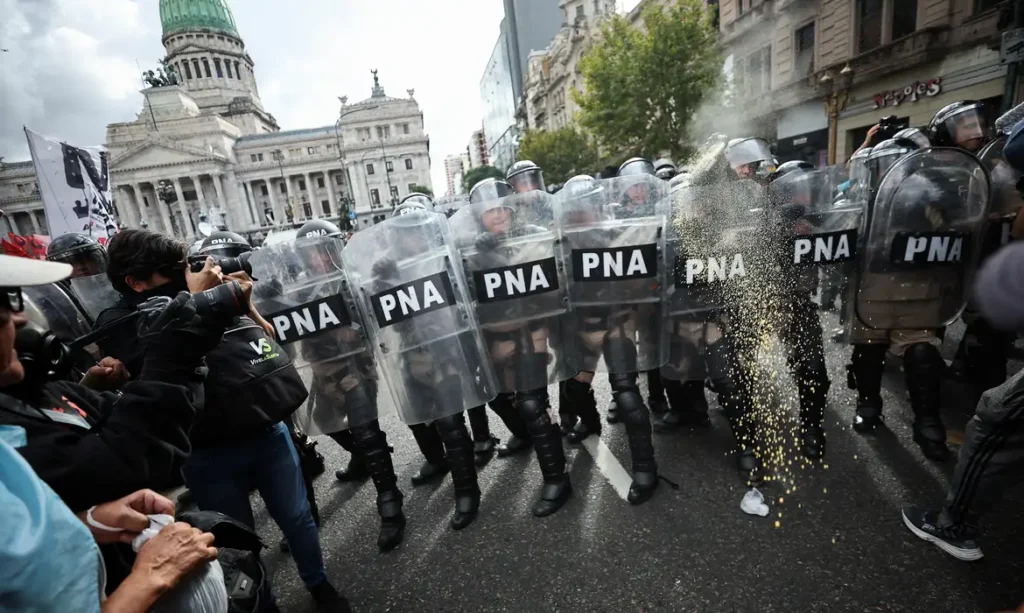 Membros das forças de segurança da Argentina atuam durante protesto no centro de Buenos Aires 12/03/2025 REUTERS/Agustin Marcarian