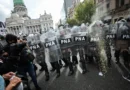 Membros das forças de segurança da Argentina atuam durante protesto no centro de Buenos Aires 12/03/2025 REUTERS/Agustin Marcarian