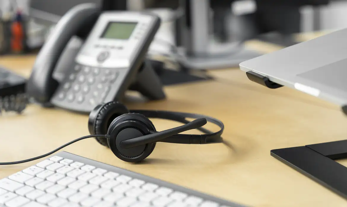 TELEMARKETING; MARKETING; CENTRAL; LIGAÇÕES; TELEFONES; ATENDIMENTO. Foto: Freepik