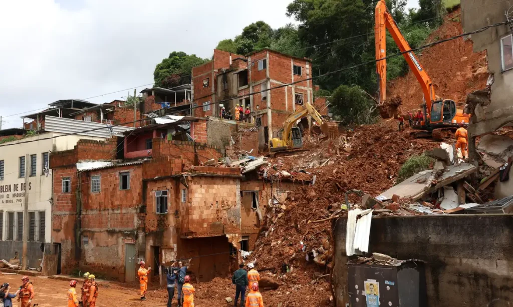 Juiz de Fora (MG), 27/02/2026 - Buscas pela última criança desaparecida no deslizamento de terra ocorrido durante tempestade da noite de segunda-feira, 22 de fevereiro, que vitimou 21 pessoas e deixou várias casas destruídas no bairro Jardim Burnier. Foto: Rovena Rosa/Agência Brasil