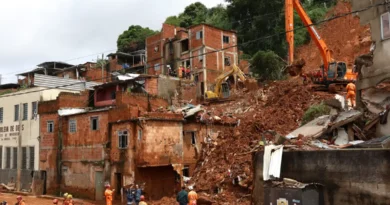 Juiz de Fora (MG), 27/02/2026 - Buscas pela última criança desaparecida no deslizamento de terra ocorrido durante tempestade da noite de segunda-feira, 22 de fevereiro, que vitimou 21 pessoas e deixou várias casas destruídas no bairro Jardim Burnier. Foto: Rovena Rosa/Agência Brasil