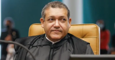 Ministro Nunes Marques durante sessão solene de posse no STF.