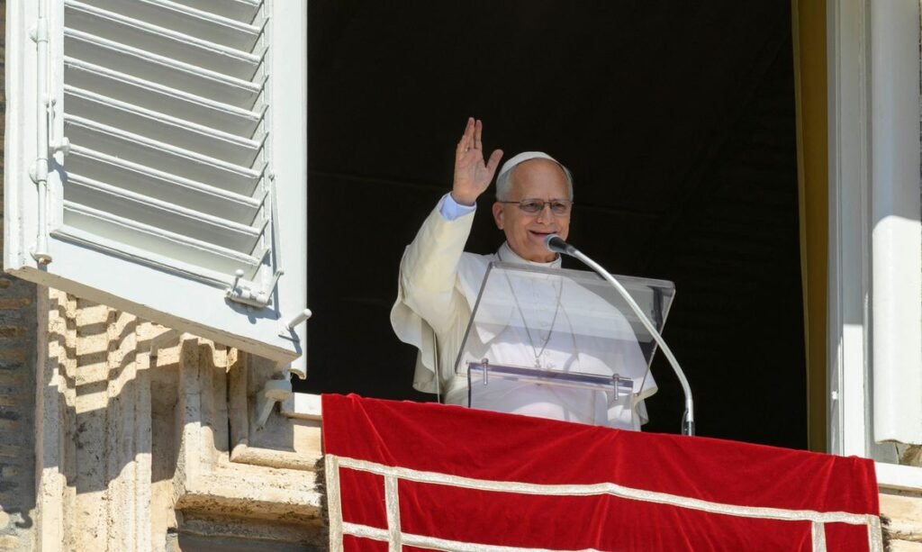 O Papa Leão conduz a oração do Angelus da janela do Palácio Apostólico, no Vaticano, em 11 de outubro de 2026. Vatican Media/Elisabetta Trevisan/­Imagem cedida pela REUTERS