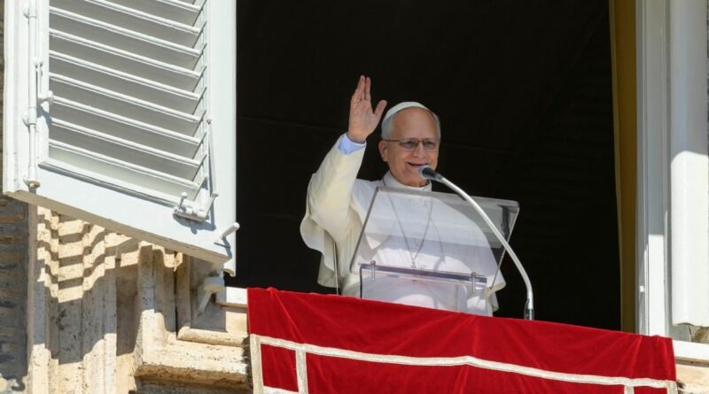 O Papa Leão conduz a oração do Angelus da janela do Palácio Apostólico, no Vaticano, em 11 de outubro de 2026. Vatican Media/Elisabetta Trevisan/­Imagem cedida pela REUTERS