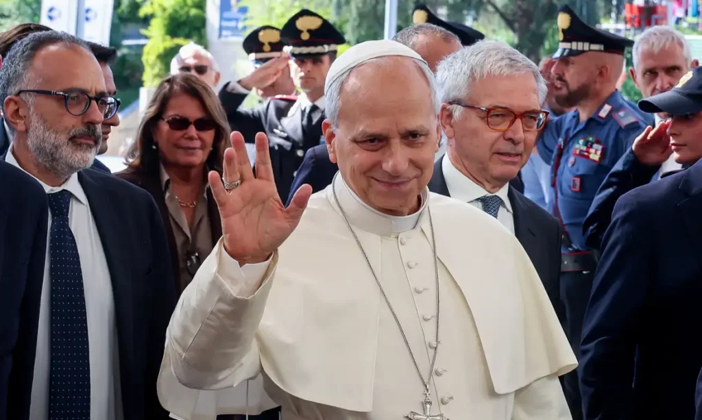 Papa Leão chega ao Hospital Gemelli antes da cirurgia para remoção de um nódulo pulmonar, em Roma 13 de outubro de 2026 REUTERS/Ciro de Luca