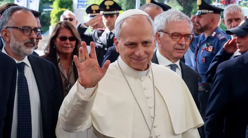 Papa Leão chega ao Hospital Gemelli antes da cirurgia para remoção de um nódulo pulmonar, em Roma 13 de outubro de 2026 REUTERS/Ciro de Luca
