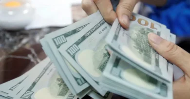 Notas de dólar 16 de maio de 2016 REUTERS/Kham