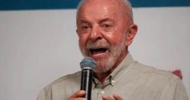 Brazilian President and Workers' Party (PT) candidate for presidential re-election, Luiz Inacio Lula da Silva, speaks to the media ahead of the runoff election, in Brasilia, Brazil, October 6, 2026. REUTERS/Diego Herculano