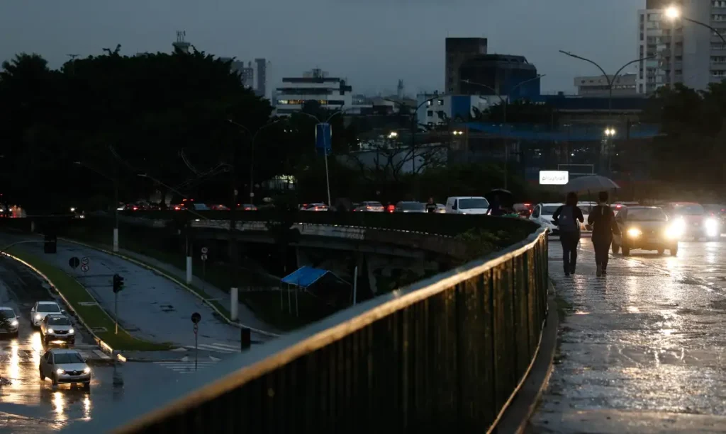 São Paulo (SP),14/03/2023 - Chuva deixa São Paulo em estado de atenção no final da tarde, vista no Viaduto Pompéia. Foto: Fernando Frazão/Agência Brasil