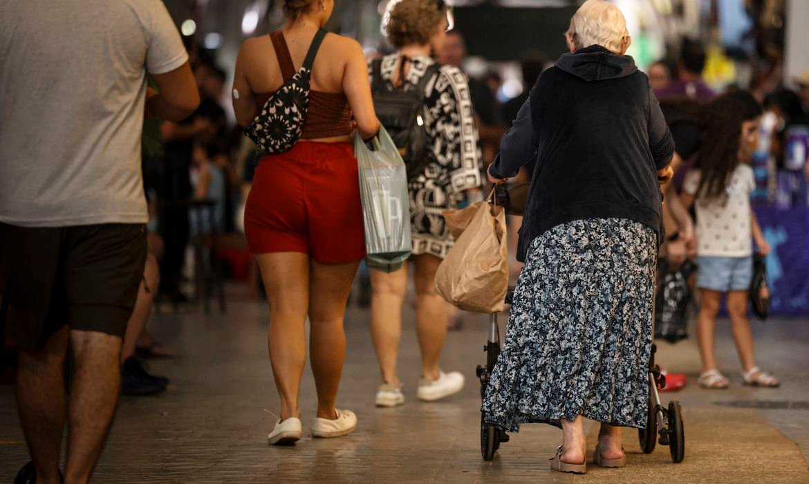 Corte amplo de gastos públicos afetaria área social, dizem economistas