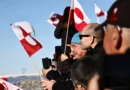 Pessoas aguardam a chegada da delegação da Groenlândia após a assinatura de um acordo de segurança com os EUA e a Dinamarca no Aeroporto de Nuuk, em Nuuk, Groenlândia 23 de setembro de 2026 REUTERS/Tim Barsoe