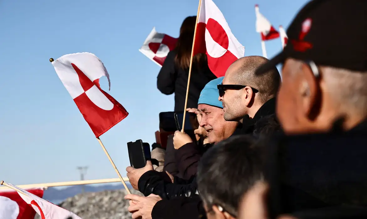 Pessoas aguardam a chegada da delegação da Groenlândia após a assinatura de um acordo de segurança com os EUA e a Dinamarca no Aeroporto de Nuuk, em Nuuk, Groenlândia 23 de setembro de 2026 REUTERS/Tim Barsoe