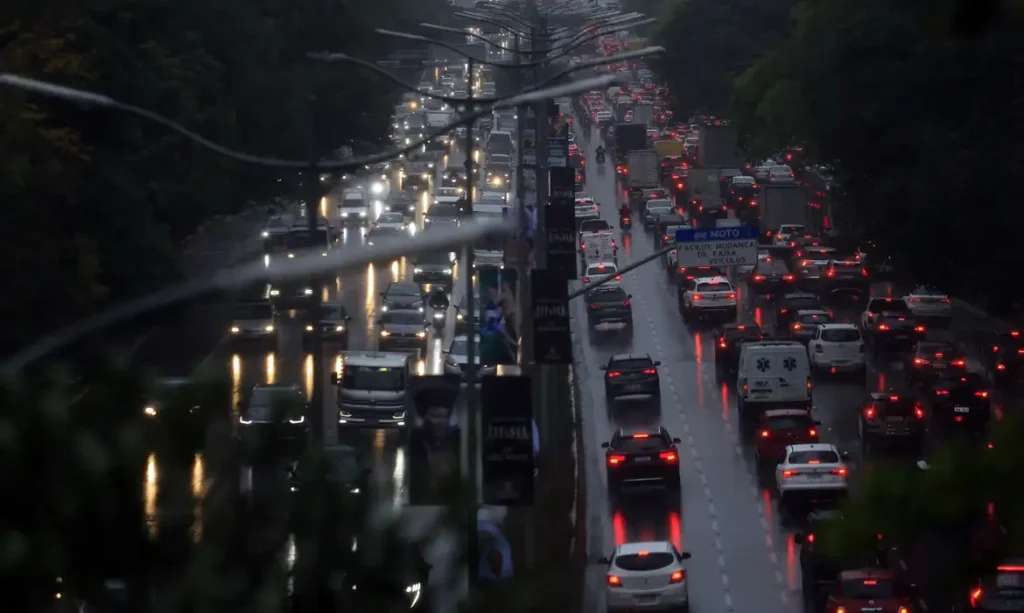 São Paulo (SP), 10/09/2026. - Trânsito de carros durante chuva em São Paulo. Foto: Paulo Pinto/Agencia Brasil
