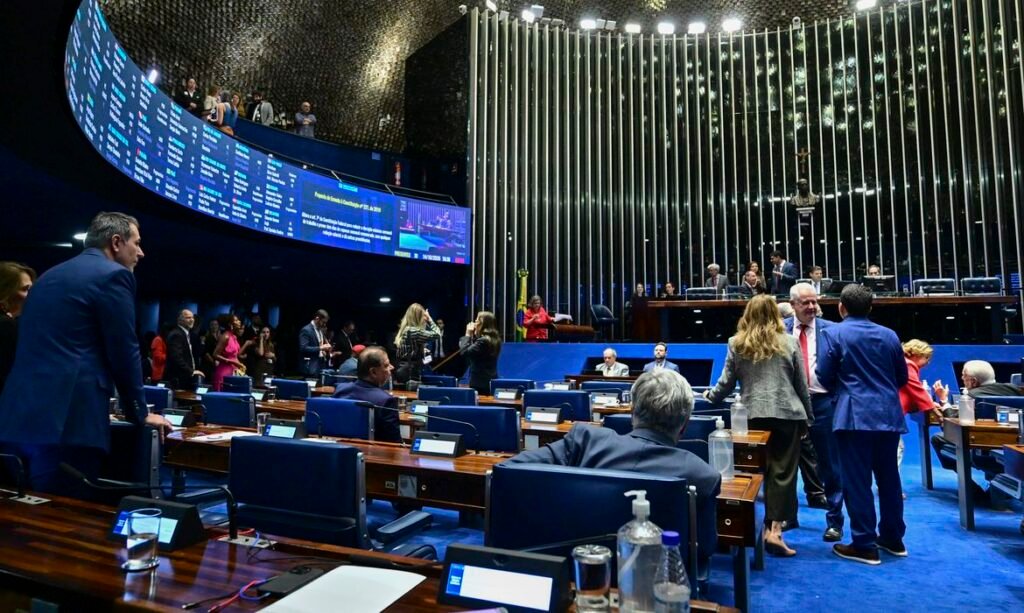 Plenário do Senado Federal durante sessão deliberativa ordinária. Ordem do dia. Na pauta, quinta e última sessão de discussão e votação, em primeiro turno, da proposta de emenda à Constituição que acaba com a escala 6x1 - seis dias de trabalho e um de repouso ( PEC 221/2019). O texto reduz a jornada laboral de 44 para 40 horas semanais, que podem ser cumpridas em cinco dias de oito horas diárias com repouso semanal remunerado de dois dias. A proposta estabelece dois dias de repouso, um deles preferencialmente aos domingos, sem redução salarial. Geral do plenário. À mesa, presidente do Senado Federal, senador Davi Alcolumbre (União-AP) conduz sessão. Foto: Ton Molina/Agência Senado