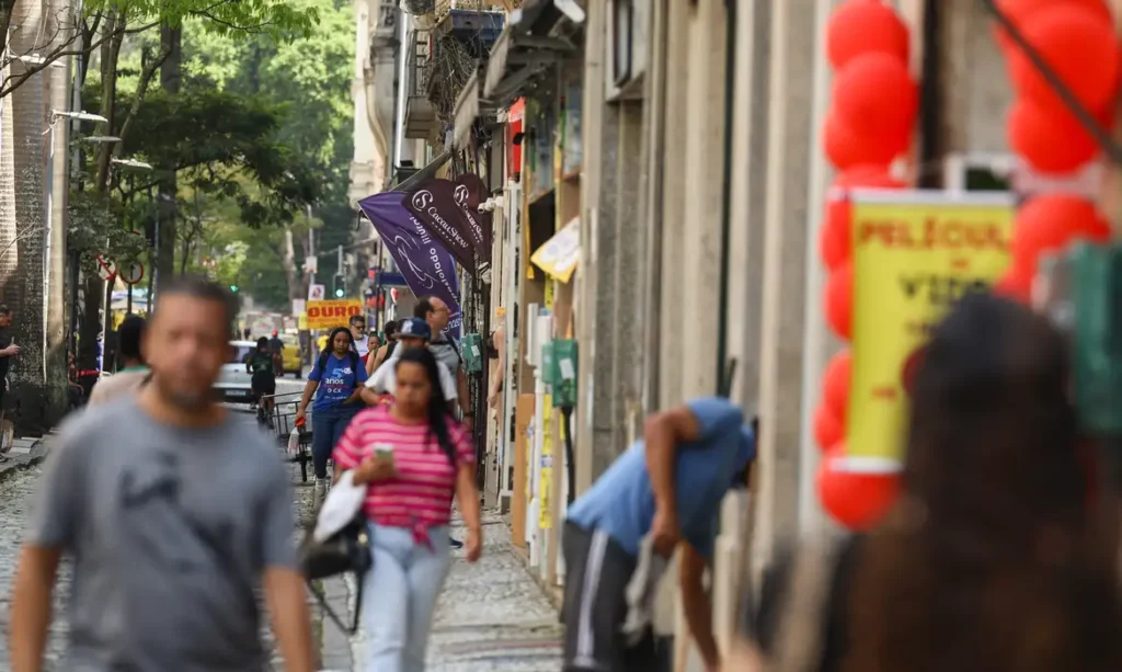 Rio de Janeiro (RJ), 15/10/2026 – Pessoas caminham em rua comercial no centro do Rio de Janeiro Foto: Tomaz Silva/Agência Brasil