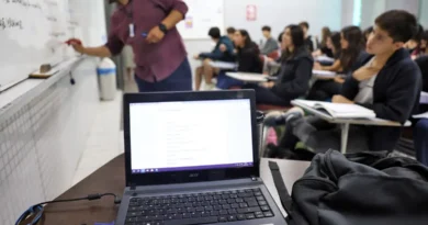 Brasília (DF), 24/10/2024 - Professor do colégio Galois, Samuel Rbeiro Costa, em sala de aula com alunos na preparação nos últimos dias antes da prova do Enem 2024. Foto: José Cruz/Agência Brasil