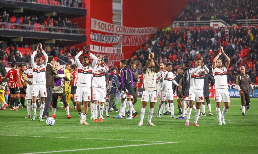 Soccer Football - Copa Libertadores - Semi Final - First Leg - Estudiantes de La Plata v Flamengo - Estadio Jorge Luis Hirschi, La Plata, Argentina - October 15, 2026 Flamengo's Alex Sandro, Lucas Tolentino and teammates acknowledge fans after the match REUTERS/Agustin Marcarian/Proibida reprodução