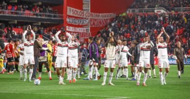 Soccer Football - Copa Libertadores - Semi Final - First Leg - Estudiantes de La Plata v Flamengo - Estadio Jorge Luis Hirschi, La Plata, Argentina - October 15, 2026 Flamengo's Alex Sandro, Lucas Tolentino and teammates acknowledge fans after the match REUTERS/Agustin Marcarian/Proibida reprodução