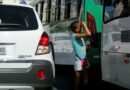 Trabalho infantil. young man is seen doing child labor salvador, bahia / brazil - january 23, 2015: Girl looking 12 years old is seen selling mineral water amidst vehicles that drive along Avenida ACM in Salvador BA, an image that refers to child labor. SALVADOR BAHIA BRASIL Copyright: xJoaxSouzax 230115JOA44Z No Use Switzerland. No Use Germany. No Use Austria