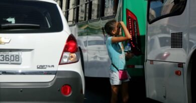 Trabalho infantil. young man is seen doing child labor salvador, bahia / brazil - january 23, 2015: Girl looking 12 years old is seen selling mineral water amidst vehicles that drive along Avenida ACM in Salvador BA, an image that refers to child labor. SALVADOR BAHIA BRASIL Copyright: xJoaxSouzax 230115JOA44Z No Use Switzerland. No Use Germany. No Use Austria