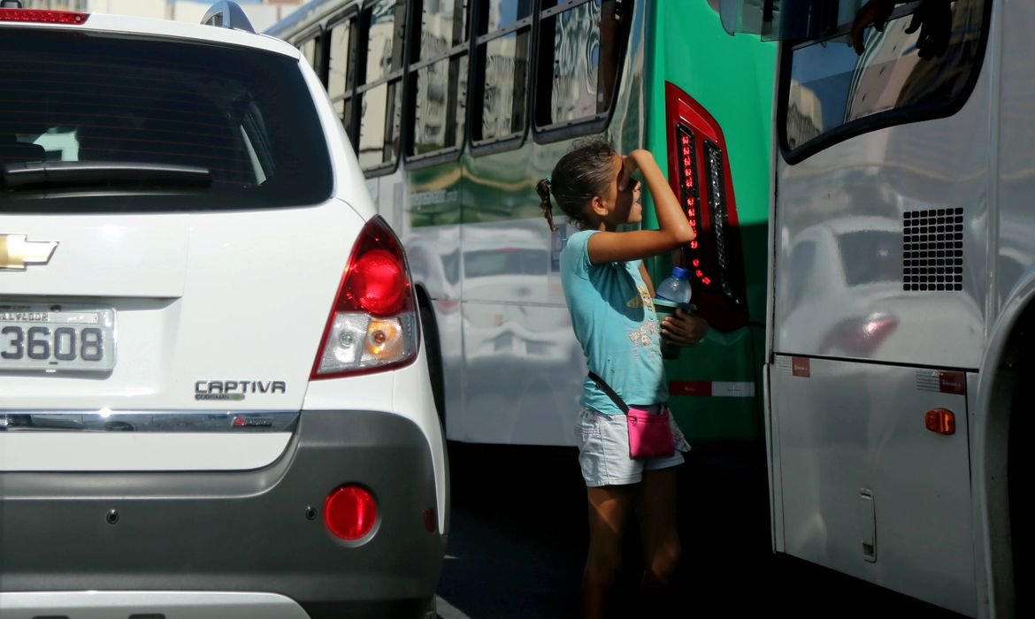Trabalho infantil. young man is seen doing child labor salvador, bahia / brazil - january 23, 2015: Girl looking 12 years old is seen selling mineral water amidst vehicles that drive along Avenida ACM in Salvador BA, an image that refers to child labor. SALVADOR BAHIA BRASIL Copyright: xJoaxSouzax 230115JOA44Z No Use Switzerland. No Use Germany. No Use Austria