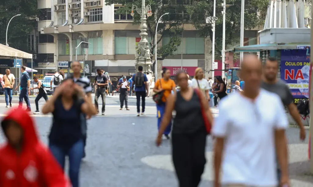 Rio de Janeiro (RJ), 15/10/2026 – Pessoas caminham em rua comercial no centro do Rio de Janeiro Foto: Tomaz Silva/Agência Brasil