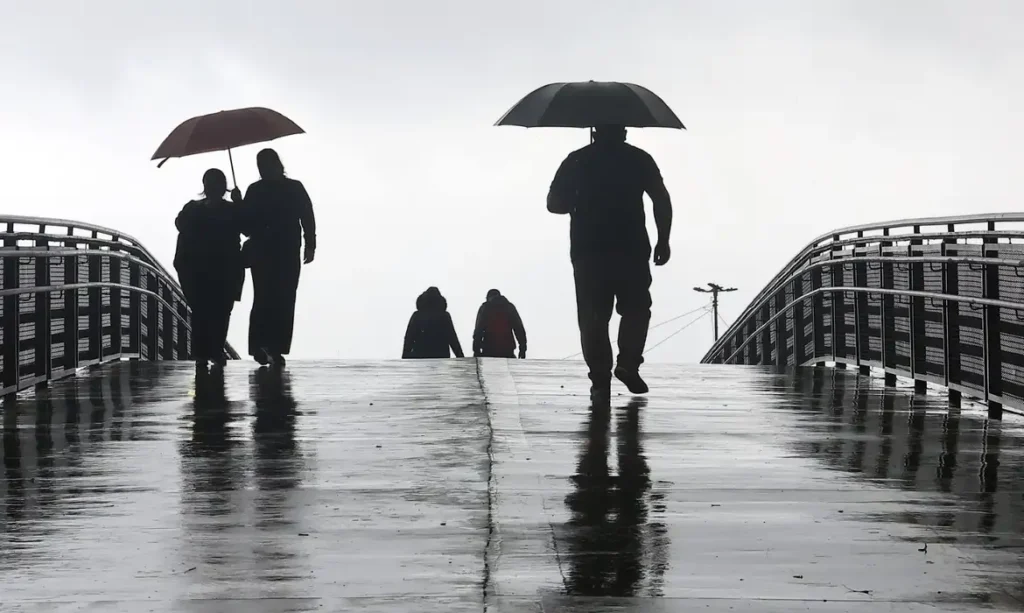 São Paulo (SP), 09/09/2026. - Pessoas na rua durante tarde com muita chuva na região do Ibirapuera. Foto: Paulo Pinto/Agencia Brasil