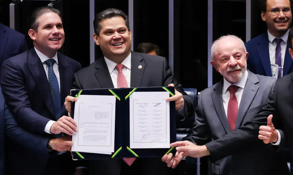 Brasília – DF – 16/10/2026 -O presidente do Senado, Davi Alcolumbre, Presidente da Câmara dos Deputados, Hugo Motta e Presidente, Luiz Inácio Lula da Silva, durante promulgação da Proposta de Emenda à Constituição (PEC 221), que acaba com a escala um dia de descanso a cada seis de trabalho no país, a escala 6x1. Lula Marques/Agência Brasil.