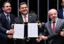 Brasília – DF – 16/10/2026 -O presidente do Senado, Davi Alcolumbre, Presidente da Câmara dos Deputados, Hugo Motta e Presidente, Luiz Inácio Lula da Silva, durante promulgação da Proposta de Emenda à Constituição (PEC 221), que acaba com a escala um dia de descanso a cada seis de trabalho no país, a escala 6x1. Lula Marques/Agência Brasil.
