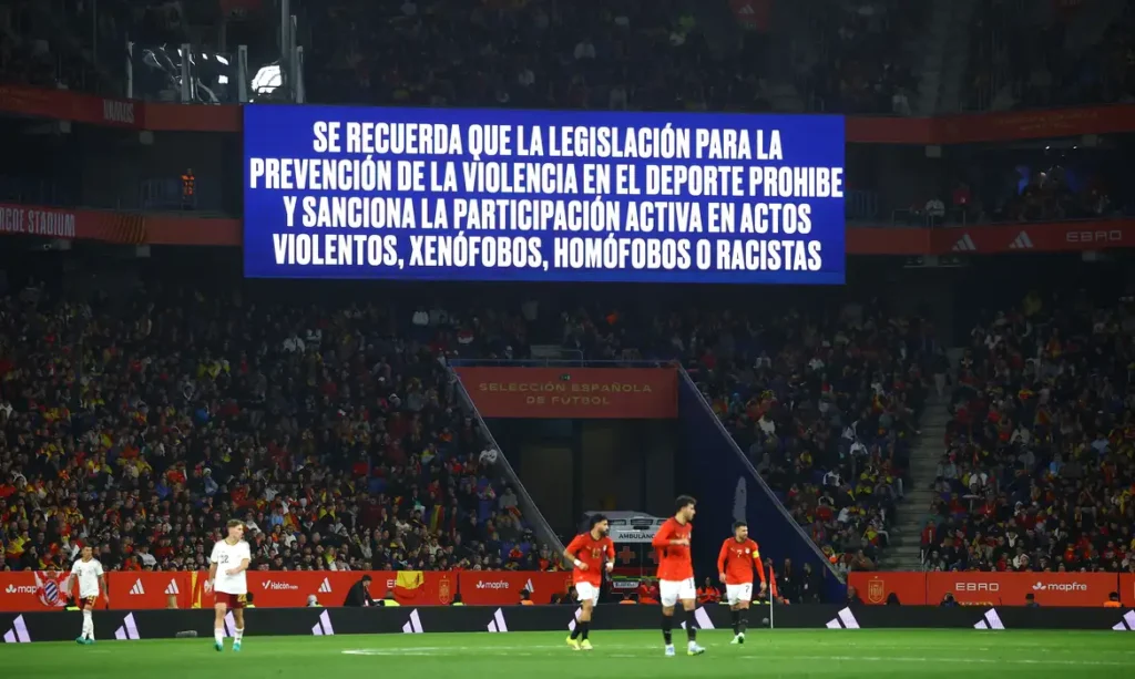 Telão exibe mensagem contra discriminação em jogo Espanha x Egito 31 de março de 2026 REUTERS/Albert Gea