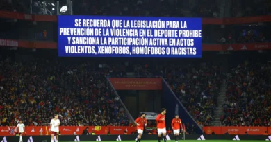 Telão exibe mensagem contra discriminação em jogo Espanha x Egito 31 de março de 2026 REUTERS/Albert Gea